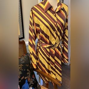 ❤️❤️❤️No Brand, NWOT Yellow striped Dress! Says 2xl but fits a large/ xl.